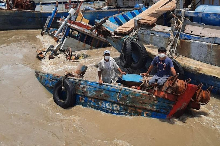 Một trong số hàng chục tàu cá bị chìm giữa sông Dinh (thị xã La Gi) Một trong số hàng chục tàu cá bị chìm giữa sông Dinh (thị xã La Gi)