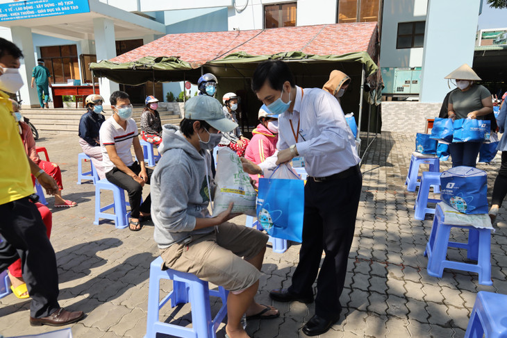 Hàng ngàn túi quà là nhu yếu phẩm đã được CBCNV, người lao động VNPT địa bàn TP.HCM chia sẻ với người dân