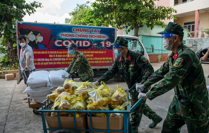 Đây là ngày đầu tiên UBND Phường 9 phối hợp cùng lực lượng quân đội thực hiện công tác an sinh xã hội kể từ khi thành phố siết chặt chỉ thị 16 từ 0h ngày 23/8. Đợt này, các lực lượng sẽ trao nhu yếu phẩm cho 600 hộ dân vùng vàng của phường.