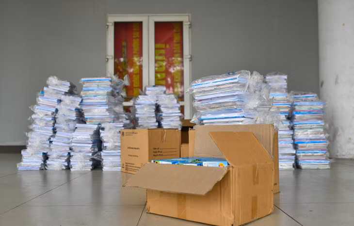 Các thành viên của đội túc trực làm nhiệm vụ kiểm soát số lượng sách, giải quyết các vấn đề liên quan.