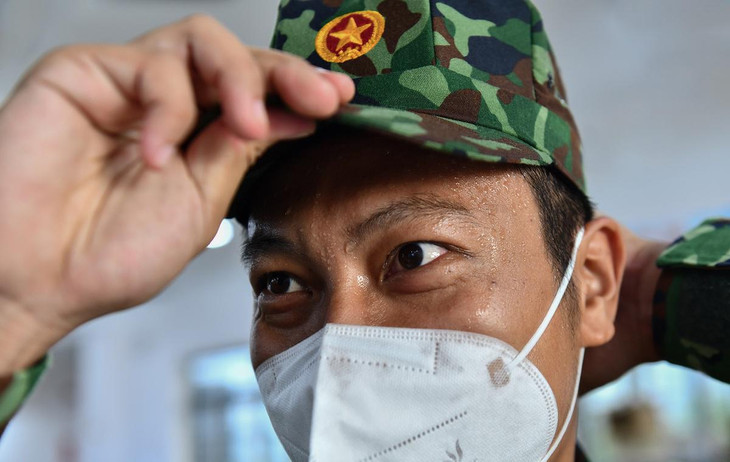 "Sáng nay, chúng tôi hỗ trợ nhiều địa bàn của Phú Nhuận tặng quà cho người dân. Ngoài ra, nhiều cán bộ, chiến sĩ đã phối hợp thực hiện công tác tuần tra, kiểm soát tại các chốt chặn. Mọi người được cấp trên chỉ đạo chủ động thực hiện nhiệm vụ được giao", thượng úy Phan Hữu Trung Quý, Trung đoàn 1, Sư đoàn 9, chia sẻ.