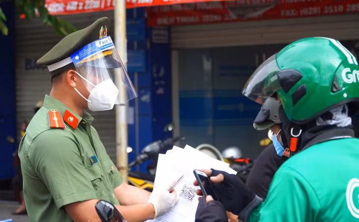 Người dân chỉ cần khai báo y tế theo mẫu chung do Bộ Công an xây dựng