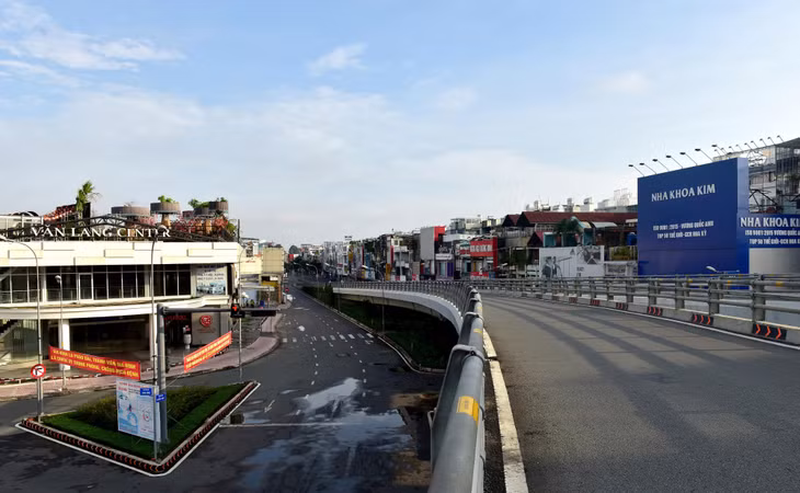Khu vực cầu vượt ngã 5 Gò Vấp không có phương tiện di chuyển
