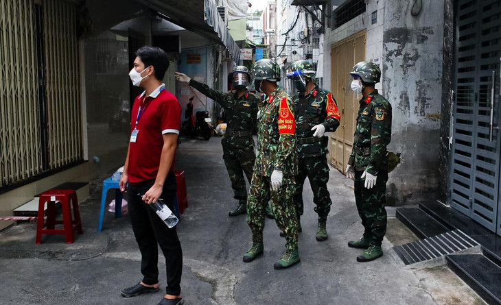 Lực lượng quân đội cùng các đơn vị địa phương thành lập tổ công tác đặc biệt tại các phường. Lực lượng này có nhiệm vụ tuần tra, giám sát người dân thực hiện giãn cách, cứu trợ, đi chợ thay cho người dân...