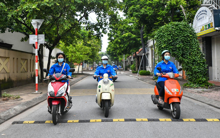 Sách và đồ dùng học tập được vận chuyển bằng xe máy đến từng hộ dân có con học tiểu học. Sách và đồ dùng học tập được vận chuyển bằng xe máy đến từng hộ dân có con học tiểu học.