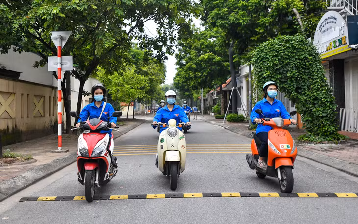 Sách và đồ dùng học tập được vận chuyển bằng xe máy đến từng hộ dân có con học tiểu học.