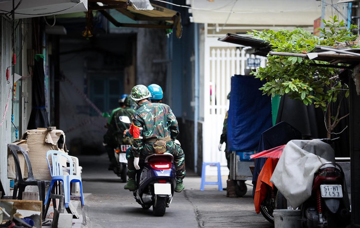 Lực lượng dân phòng cùng bộ đội đi tuần các con hẻm