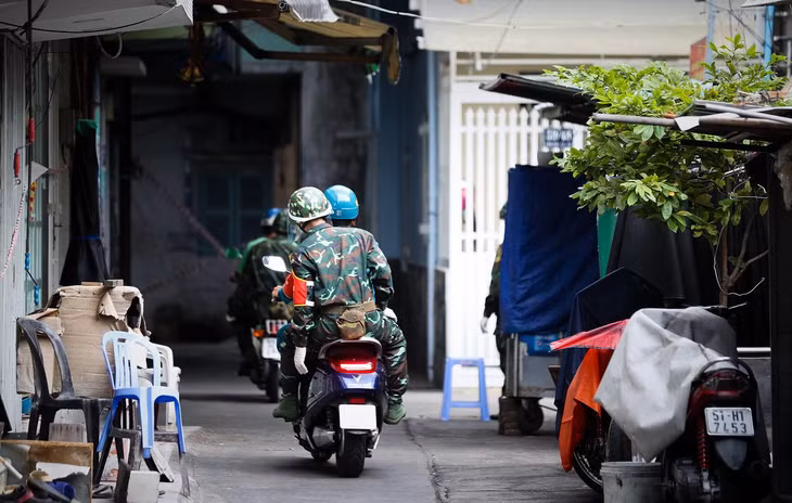 Lực lượng dân phòng cùng bộ đội đi tuần các con hẻm