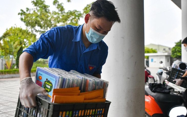 Sau khi kiểm tra lại số lượng, thông tin, các thành viên chia thành 4 nhóm tương ứng với các lớp và bắt đầu di chuyển. Sau khi kiểm tra lại số lượng, thông tin, các thành viên chia thành 4 nhóm tương ứng với các lớp và bắt đầu di chuyển.