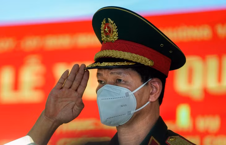 "Ý nghĩa của việc huy động lực lượng quân đội tham gia hỗ trợ phòng chống dịch tại TP.HCM là trách nhiệm và là bản chất quân đội của dân, do dân và vì dân. Đối với lực lượng cán bộ chiến sĩ, quán triệt phương châm chống dịch như chống giặc, coi nhiệm vụ chống dịch là nhiệm vụ chiến đấu trong thời bình với tinh thần sức khỏe của người dân là trên hết", thiếu tướng Lê Ngọc Hải bày tỏ sự quyết tâm và phát động khẩu lệnh xuất quân lúc 23h cùng ngày