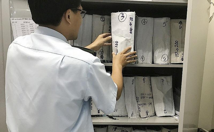 Công chức Hải quan TP.HCM kiểm tra hồ sơ nợ thuế của doanh nghiệp Công chức Hải quan TP.HCM kiểm tra hồ sơ nợ thuế của doanh nghiệp