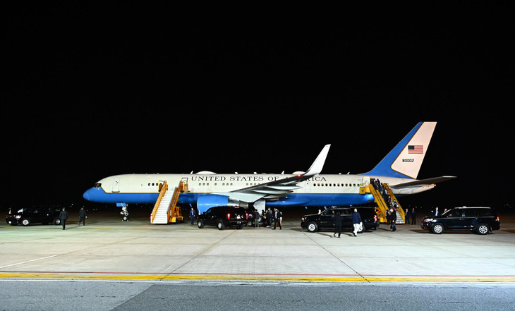 Đoàn xe chuyên dụng vào chân cầu thang chiếc Không lực 2 đón Phó Tổng thống Mỹ Kamala Harris.