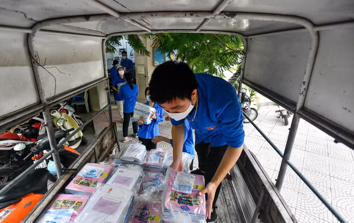 7h sáng, các thành viên của đội có mặt tại trường Tiểu học Sài Đồng để nhận số lượng sách cần giao, sau đó tập kết tại nhà văn hoá phường để thuận tiện cho công việc. Trước đó, giáo viên phụ trách đã lên danh sách bao gồm họ tên, địa chỉ, số điện thoại phụ huynh để tiện liên hệ.