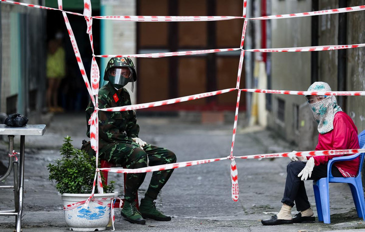 Nhiều hẻm cử người đại diện phối hợp với quân đội theo dõi công tác tiếp tế thực phẩm, xét nghiệm, quản lý người ra vào