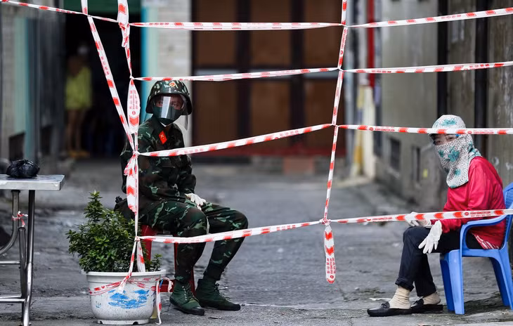 Nhiều hẻm cử người đại diện phối hợp với quân đội theo dõi công tác tiếp tế thực phẩm, xét nghiệm, quản lý người ra vào