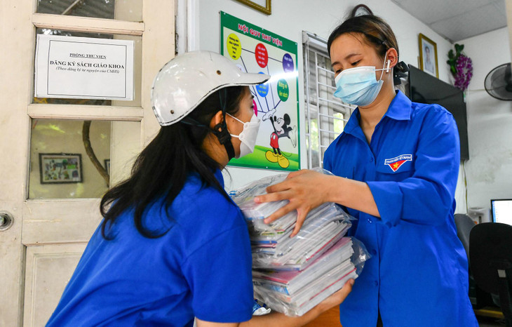 Việc này nhằm giúp người dân phường Sài Đồng hạn chế phải ra đường trong bối cảnh năm học mới đang đến. Các trường tổ chức học online trong khi phụ huynh chưa kịp chuẩn bị sách giáo khoa. Việc này nhằm giúp người dân phường Sài Đồng hạn chế phải ra đường trong bối cảnh năm học mới đang đến. Các trường tổ chức học online trong khi phụ huynh chưa kịp chuẩn bị sách giáo khoa.