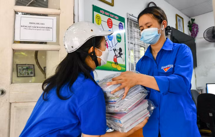 Việc này nhằm giúp người dân phường Sài Đồng hạn chế phải ra đường trong bối cảnh năm học mới đang đến. Các trường tổ chức học online trong khi phụ huynh chưa kịp chuẩn bị sách giáo khoa.