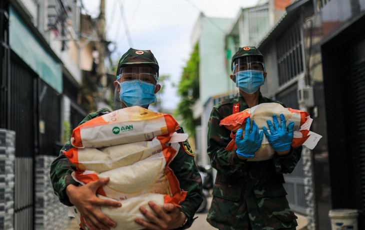 Do các con hẻm nhỏ ôtô không vào được nên bộ đội phải chia nhỏ các phần quà, giao đến từng căn nhà, dãy trọ.