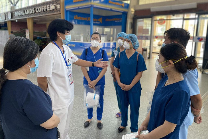 Đoàn y bác sĩ Bệnh viện C Đà Nẵng trước giờ lên máy bay chi viện miền Nam