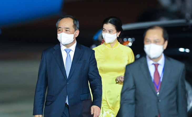 Ông Lê Khánh Hải - Chủ nhiệm Văn phòng Chủ tịch nước làm trưởng đoàn đón tiếp nữ &quot;Phó tướng&quot; của Mỹ tại sân bay Nội Bài.