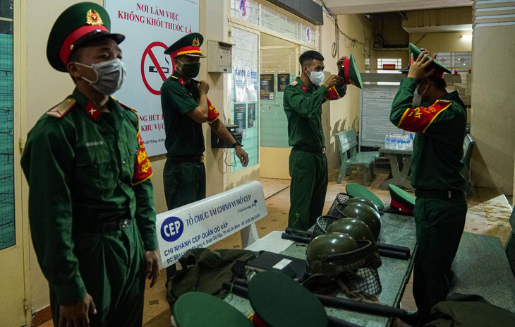 Sau lệnh xuất quân, hàng chục cán bộ chiến sĩ thuộc Lữ đoàn PK77 phối hợp với công an và lực lượng quân sự quận Gò Vấp lập tức triển khai các kế hoạch tuần tra, chốt chặn và tăng cường các biện pháp siết chặt chỉ thị 16