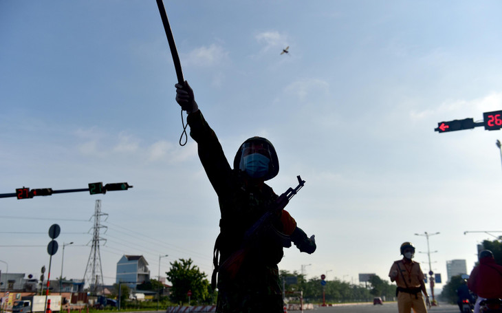 Mỗi chốt trực ngoài lực lượng công an, CSGT còn có 3 chiến sĩ bộ đội tham gia công tác giám sát, kiểm tra người dân nhằm siết chặt giãn cách xã hội, tăng cường kiếm soát, phòng chống dịch Covid-19