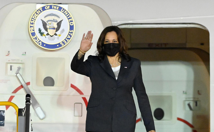 Nữ &quot;Phó tướng&quot; của Mỹ vẫy tay chào đoàn lãnh đạo Việt Nam và cánh phóng viên báo chí có mặt tại sân bay.