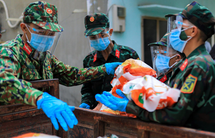 Bộ đội là nhân lực chính giúp vận chuyển những gói hàng đến tận tay người dân ở phường Hiệp Bình Phước, TP Thủ Đức.