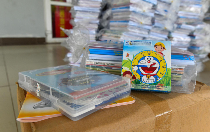 Mỗi phần đồ dùng năm học mới mang đến cho phụ huynh bao gồm một bộ sách giáo khoa, tuỳ vào các cấp, học sinh sẽ có thêm những dụng cụ học tập bổ sung như: que tính, bút màu, đồng hồ sinh học... Mỗi phần đồ dùng năm học mới mang đến cho phụ huynh bao gồm một bộ sách giáo khoa, tuỳ vào các cấp, học sinh sẽ có thêm những dụng cụ học tập bổ sung như: que tính, bút màu, đồng hồ sinh học...