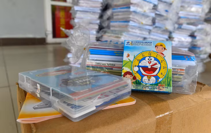 Mỗi phần đồ dùng năm học mới mang đến cho phụ huynh bao gồm một bộ sách giáo khoa, tuỳ vào các cấp, học sinh sẽ có thêm những dụng cụ học tập bổ sung như: que tính, bút màu, đồng hồ sinh học...