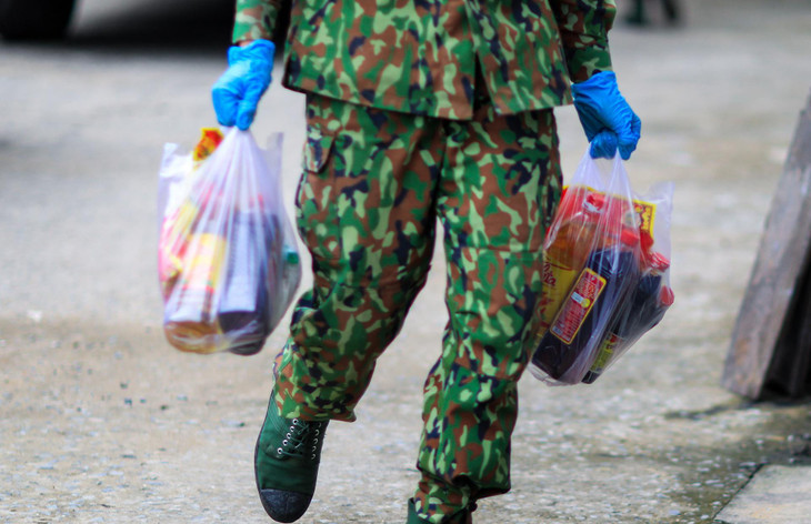 Đi kèm với gạo là những chai nước mắm, dầu ăn và các gói gia vị.