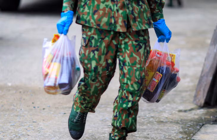 Đi kèm với gạo là những chai nước mắm, dầu ăn và các gói gia vị.