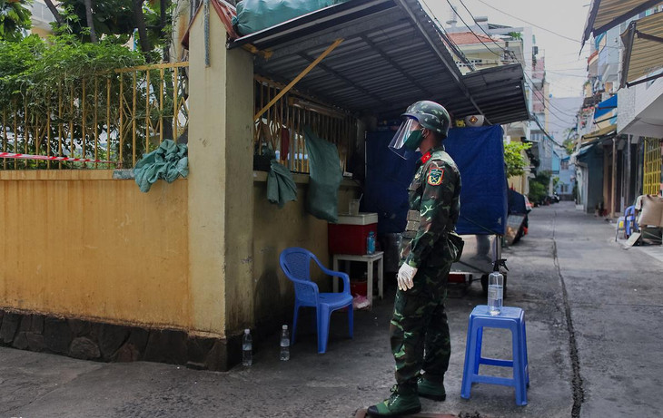 Các con hẻm &quot;vùng đỏ&quot; tại TP.HCM được quân đội giám sát 24/24 giờ để đảm bảo nguyên tắc &quot;ai ở đâu ở yên đó&quot;