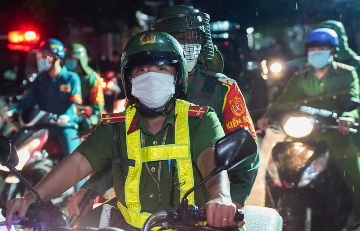 Bên cạnh đó, trong thời gian siết chặt giãn cách tại TP.HCM, lực lượng chức năng sẽ thường xuyên tuần tra kết hợp chốt chặn kiểm soát hoạt động 24/24 tại các khu vực quan trọng trong thành phố