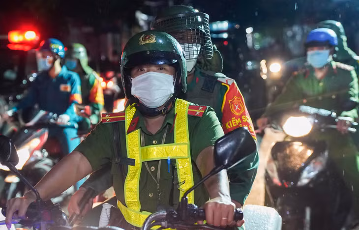 Bên cạnh đó, trong thời gian siết chặt giãn cách tại TP.HCM, lực lượng chức năng sẽ thường xuyên tuần tra kết hợp chốt chặn kiểm soát hoạt động 24/24 tại các khu vực quan trọng trong thành phố