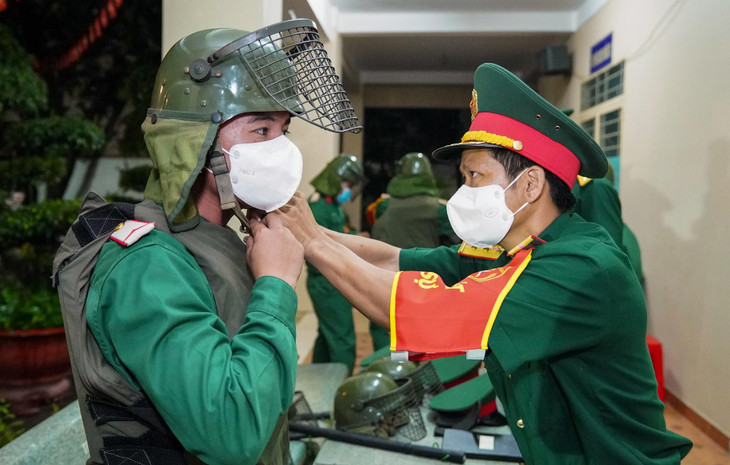 Theo Bộ Tư lệnh TP.HCM, trong ngày 22/8, 2.890 cán bộ, chiến sĩ của Quân khu 7 đã được điều động tăng cường đến 310 phường, xã, thị trấn ở TP.HCM