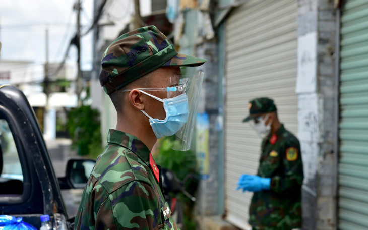 Sau khi phát thực phẩm, rau củ xong tại khu xóm trọ trên đường số 11, các chiến sĩ tranh thủ đứng nghỉ tại chỗ sau đó lên xe đi phát tiếp ở các điểm khác trên địa bàn phường Trường Thọ