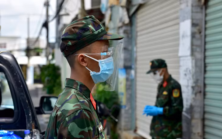 Sau khi phát thực phẩm, rau củ xong tại khu xóm trọ trên đường số 11, các chiến sĩ tranh thủ đứng nghỉ tại chỗ sau đó lên xe đi phát tiếp ở các điểm khác trên địa bàn phường Trường Thọ