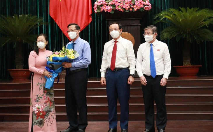 Tân Chủ tịch UBND TP.HCM Phan Văn Mãi nhận hoa chúc mừng từ Chủ tịch HĐND TP.HCM Nguyễn Thị Lệ