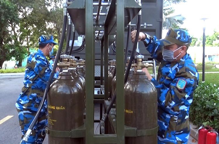 Cán bộ, chiến sĩ Trung đoàn 925 (Sư đoàn 372) vận hành trạm sản xuất oxy lưu động