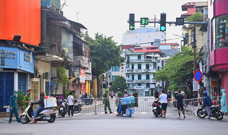 Quận Đống Đa lập rào chắn phong tỏa khu vực tại phường Văn Chương và Văn Miếu