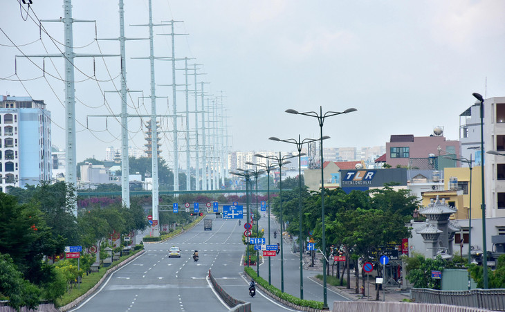 Đường Phạm Văn Đồng chỉ có ít phương tiện di chuyển sáng nay