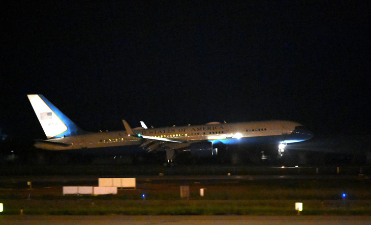 21h50 ngày 24/8, máy bay của Phó Tổng thống Mỹ Kamala Harris hạ cánh xuống sân bay quốc tế Nội Bài (Hà Nội) bắt đầu chuyến thăm chính thức kéo dài 3 ngày tại Việt Nam.