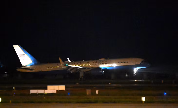 21h50 ngày 24/8, máy bay của Phó Tổng thống Mỹ Kamala Harris hạ cánh xuống sân bay quốc tế Nội Bài (Hà Nội) bắt đầu chuyến thăm chính thức kéo dài 3 ngày tại Việt Nam.