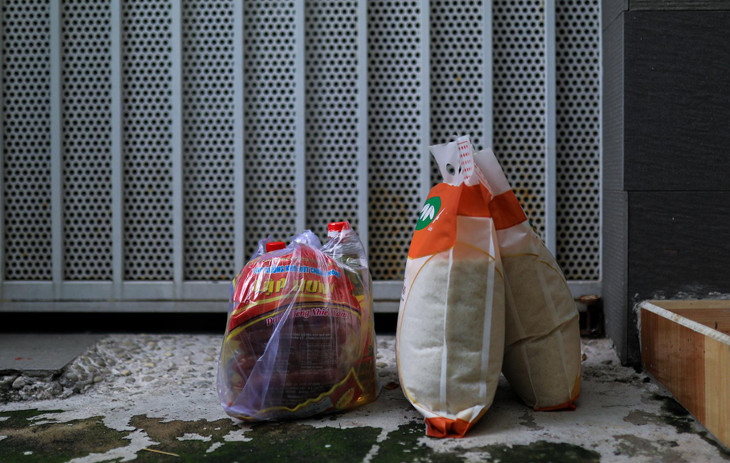 Trường hợp gia chủ ra muộn, lực lượng chức năng sẽ thông báo và để các túi thực phẩm trước cổng.