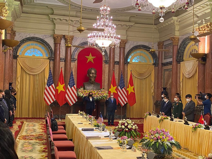 Phó tổng thống Mỹ Kamala Harris trong phòng hội đàm cùng Chủ tịch nước Nguyễn Xuân Phúc. Ảnh: Twitter/Rachel Palermo.