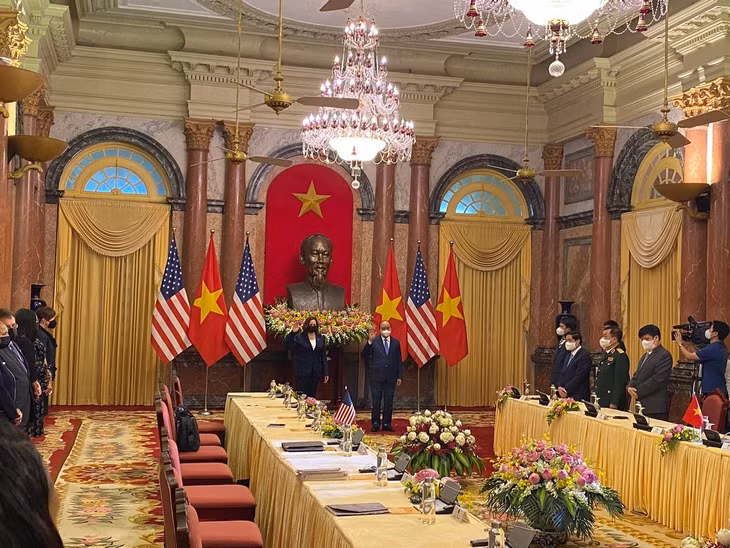 Phó tổng thống Mỹ Kamala Harris trong phòng hội đàm cùng Chủ tịch nước Nguyễn Xuân Phúc. Ảnh: Twitter/Rachel Palermo.