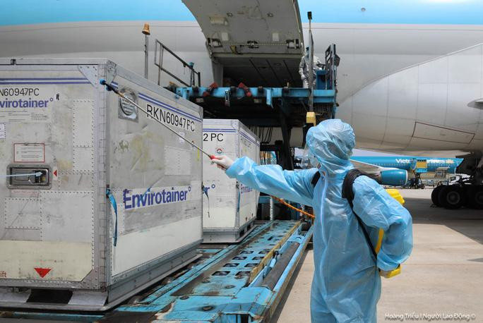 Một lô vắc-xin ngừa Covid-19 về đến sân bay Tân Sơn Nhất