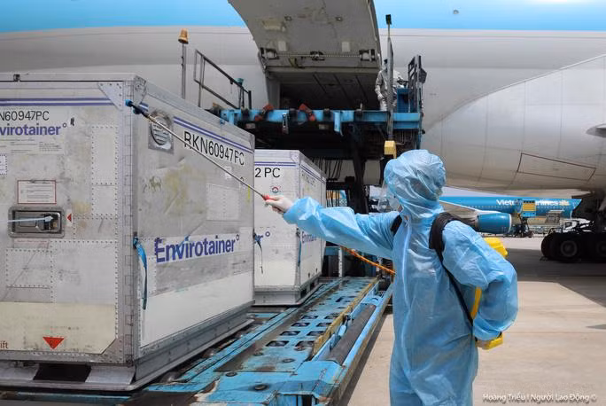 Một lô vắc-xin ngừa Covid-19 về đến sân bay Tân Sơn Nhất