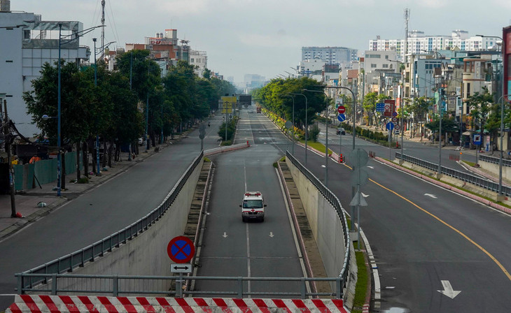 Khu vực hầm chui ngã tư An Sương thưa vắng người và phương tiện